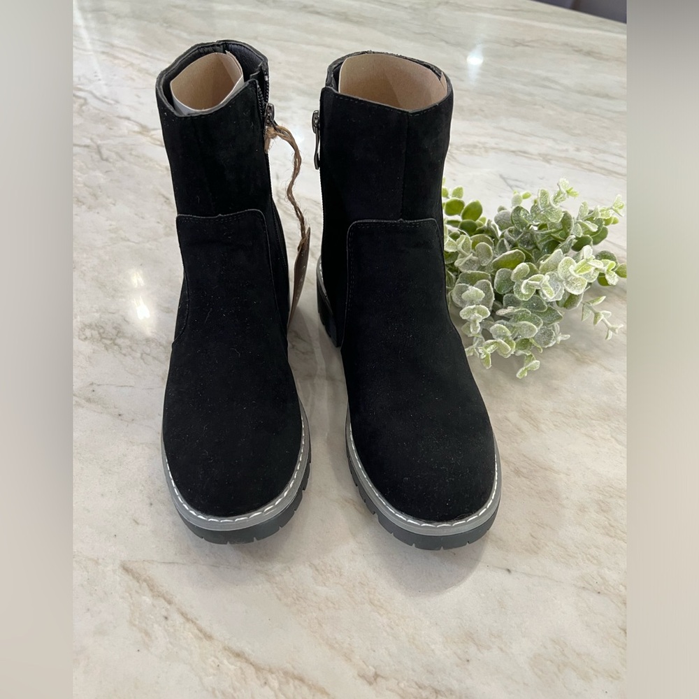 Seven7 Beastie black Faux Suede Bootie!